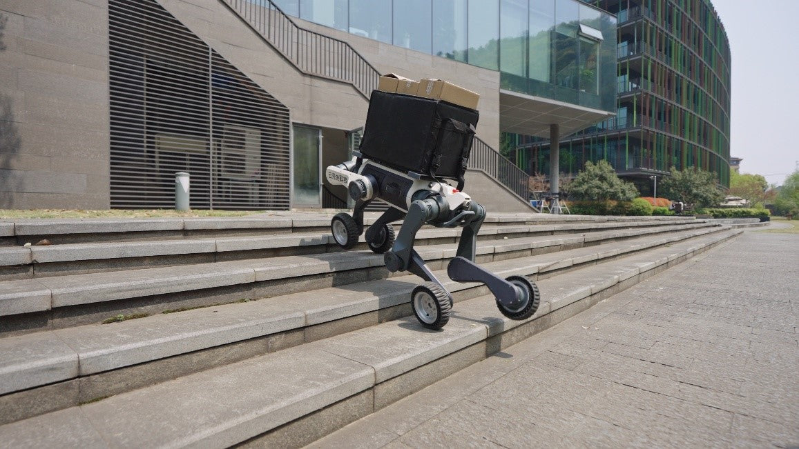 車輪付 四足歩行ロボット - DEEP Robotics LYNX M20 Pro